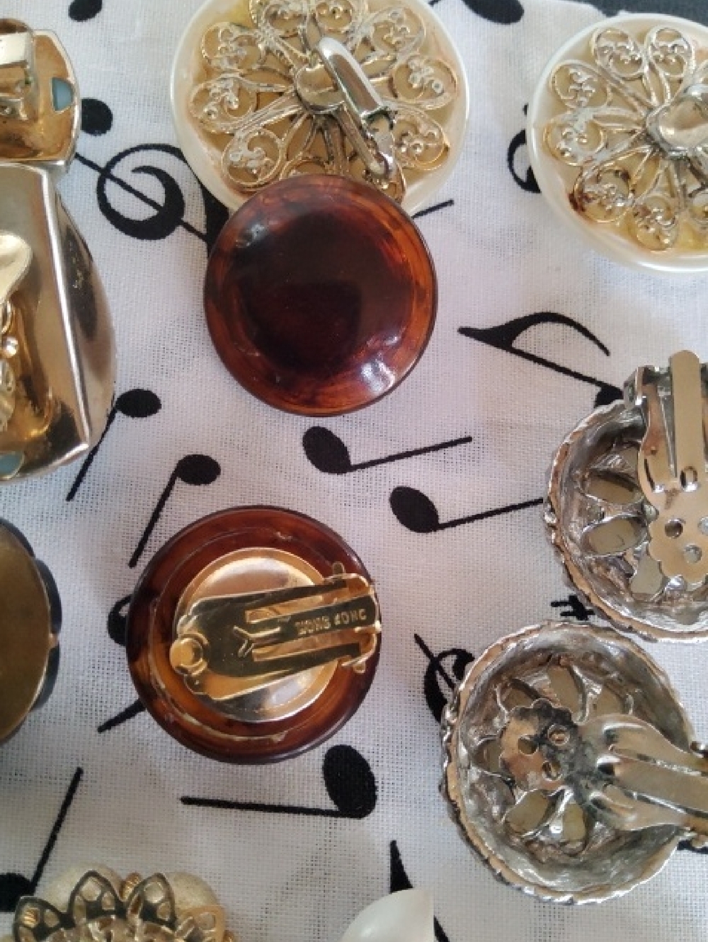 Vintage Lot Clip-on Earrings Hong Kong. - Picture 6 of 8